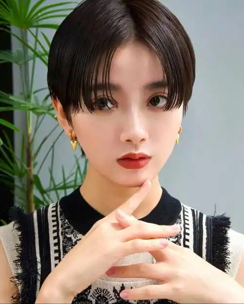 帅气中分女士短发,一看就不一样,喜欢就试试_发型_女性_魅力