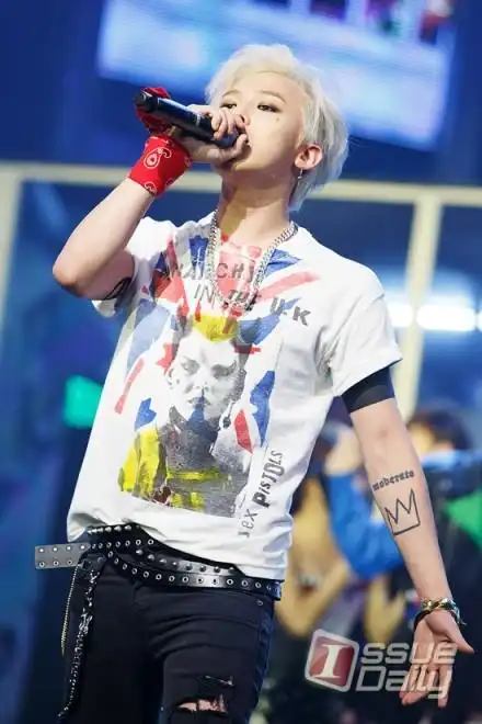 求:权志龙白发的一个造型和一个锅盖头的,vip们帮帮忙