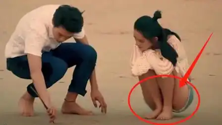 李沁在海边蹲下玩沙子,不料忘了穿的是超短裤,下秒观众疯狂截图