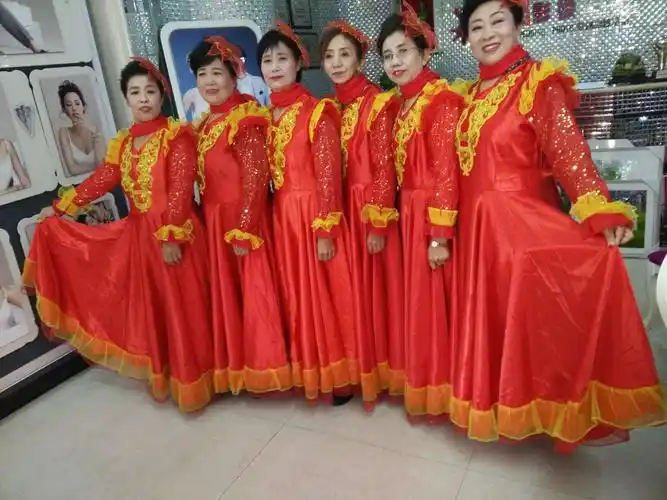 六姐妹的队形站的别致的优美