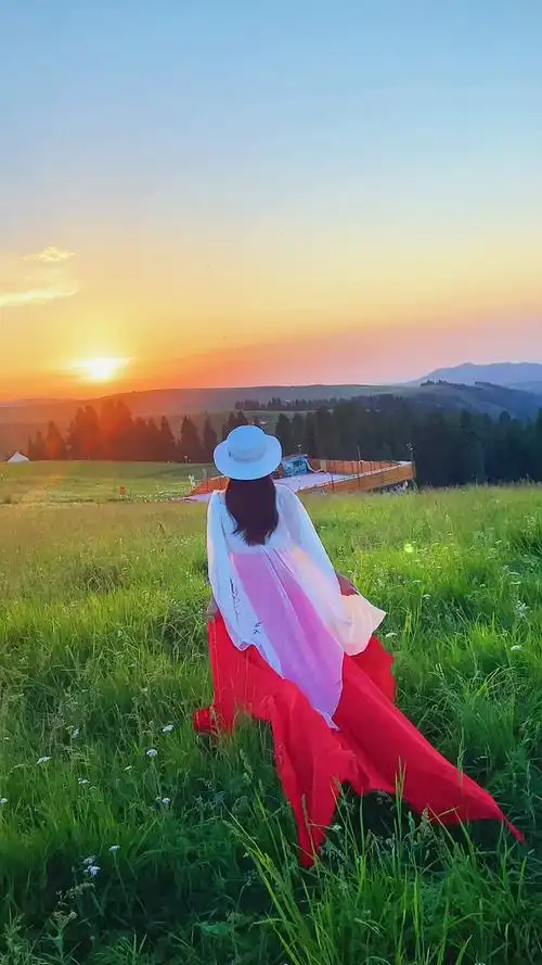 落日余晖映晚霞,小姐姐的背影大美.