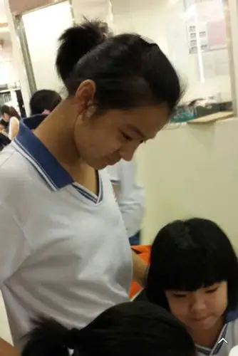 这女的胸多大,带什么罩?