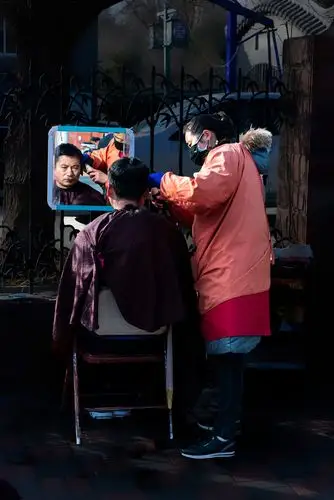 街头理发很受人欢迎不仅仅是因为它价格低廉重要的是有很多理发师的