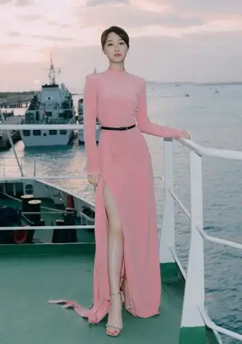 蓝盈莹分手后更瘦了,穿死亡芭比粉的长裙,腰都不足身后的栏杆粗