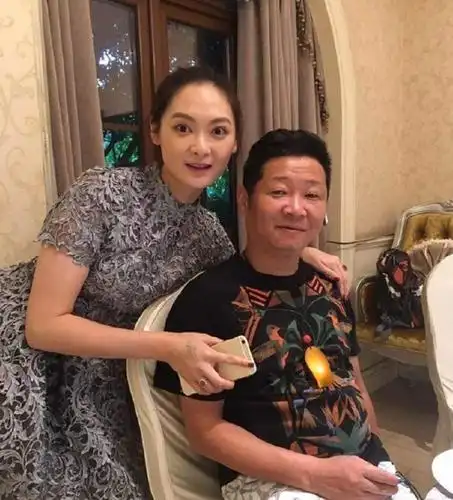 三德子赵亮:娶1米8模特,靠养鸡身价上亿,如今爱情事业双丰收