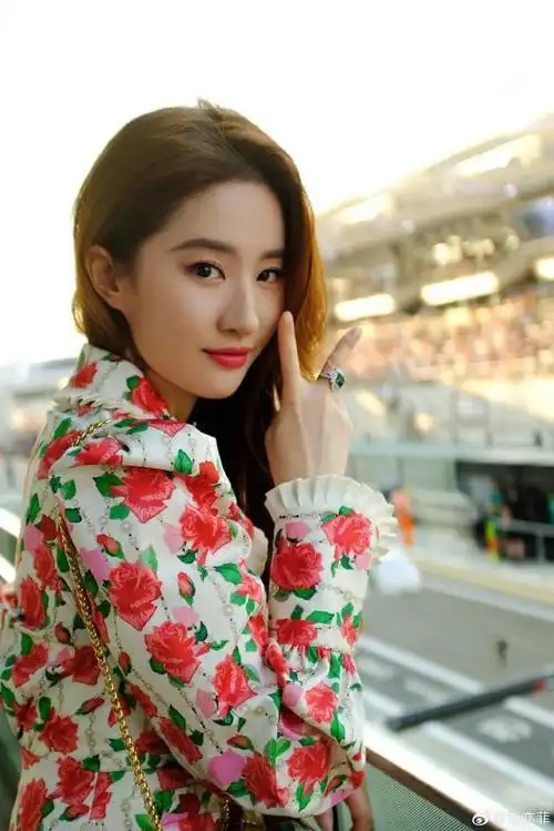 刘亦菲分享美照,姿态妩媚眼神撩人,笑容甜美依旧宛如初恋-抱成一团网