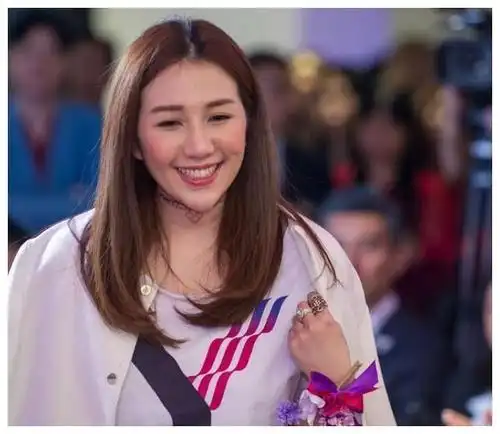 赌王四房大女儿孕期胖成"球",如今成功瘦回"锥子脸",又美了