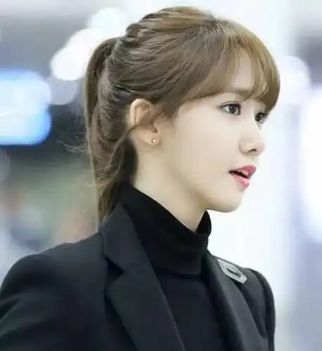 空气刘海和高扎马尾的搭配让本就甜美可人的允儿更具青春活力,完美