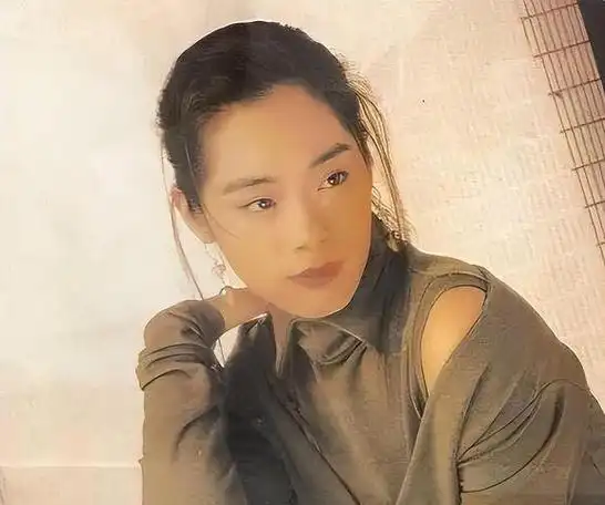 曾是"歌坛天后",与"活佛"生下孩子,现今露宿街头没钱住酒店