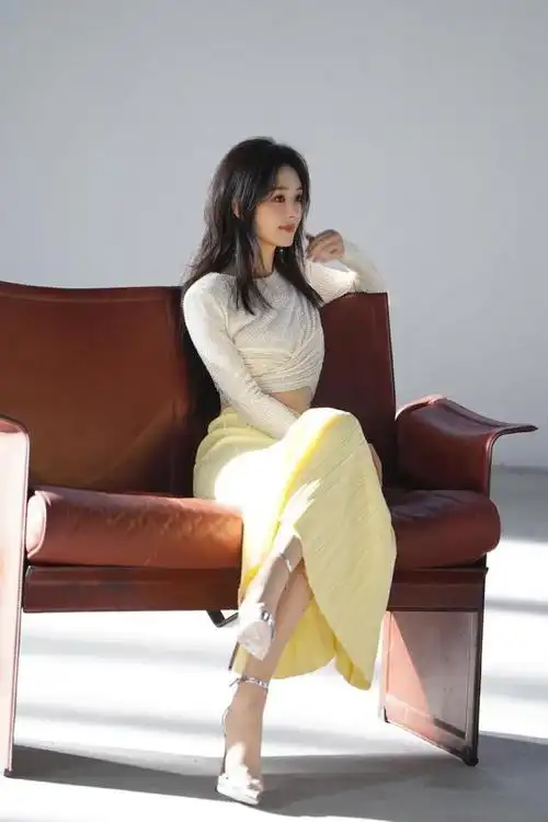 赵丽颖身高165cm,但体重却常年维持在80斤左右,她的蚂蚁腰更是火出圈