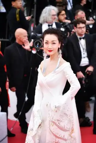 中国华服设计师熊英身着《瑞龙太极》亮相戛纳