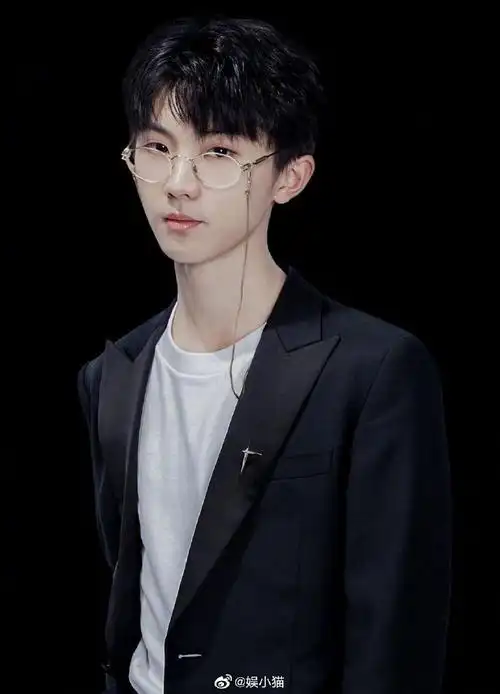 爱豆的超a眼镜杀# 马嘉祺好有s感哦,谁看. 来自娱小猫 - 微博