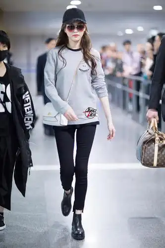 唐嫣一身休闲打扮,简单的穿着,给人很舒服的感觉