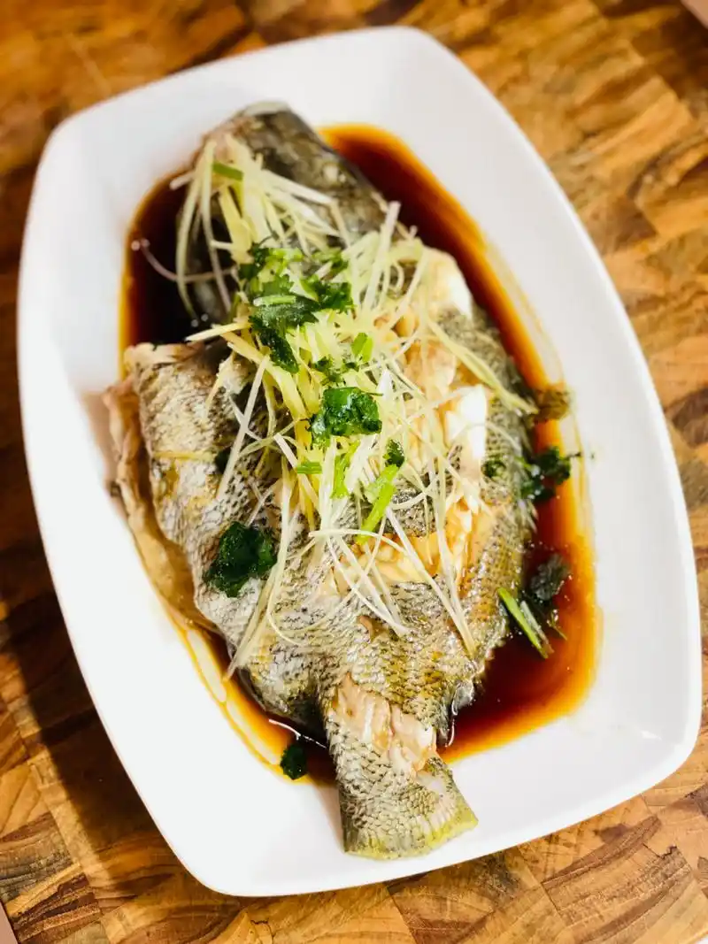 清蒸包公鱼95 备料:鱼收拾干净后在鱼身上划几刀,姜片儿,葱段,葱丝