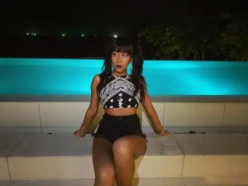 原创吉克隽逸打破一白遮三丑穿泳装秀尤物身材完美拯救黑肤色