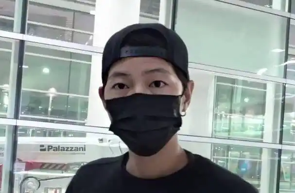 近日,有网友曝光了一组国外男星宋仲基的素颜近照.