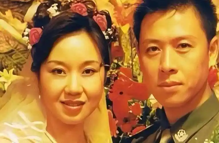 剧中庄筱婷在大学毕业没多久,就跟男友背着家人领证了.