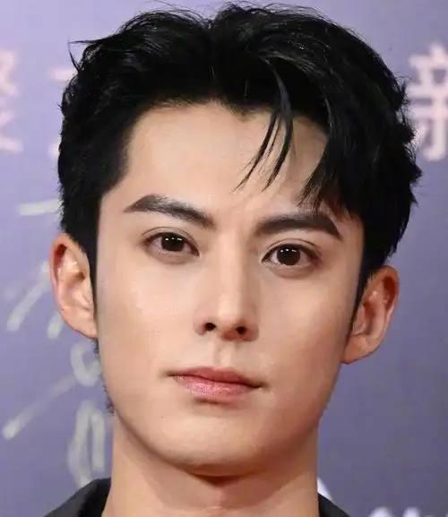 脸型崎岖颧骨突出嘴歪当明星离开精修缺点全暴露