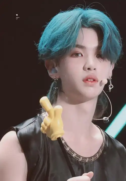 黄明昊justin蓝发