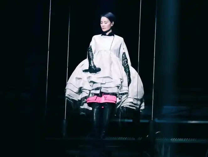 设计热点王菲幻乐一场的舞台视效与服装设计故事
