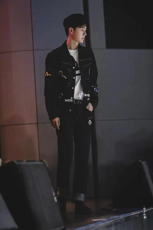 王一博全身照高清壁纸(王一博全身照高清壁纸)-海纳网