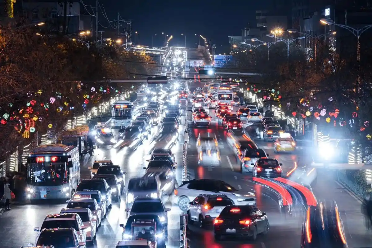 向右7915滑动查看邹城最繁华的街道夜景车流.