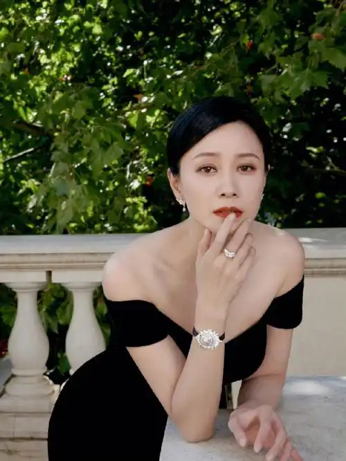 演员@倪虹洁 佩戴#海瑞温斯顿 # 珠宝及腕表作品,一展繁盛之美.