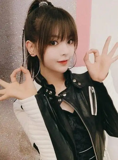 发际线高的妹子不能扎高马尾?试试加一款刘海,扎出元气满满发型