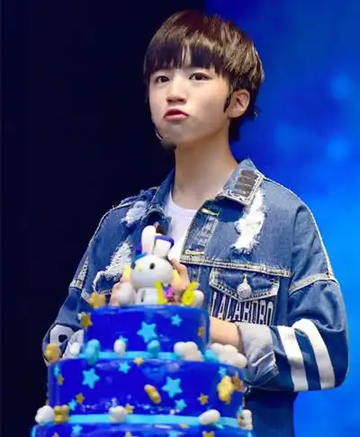 图王俊凯帅气生日照欣赏称十六岁要制造更多惊喜