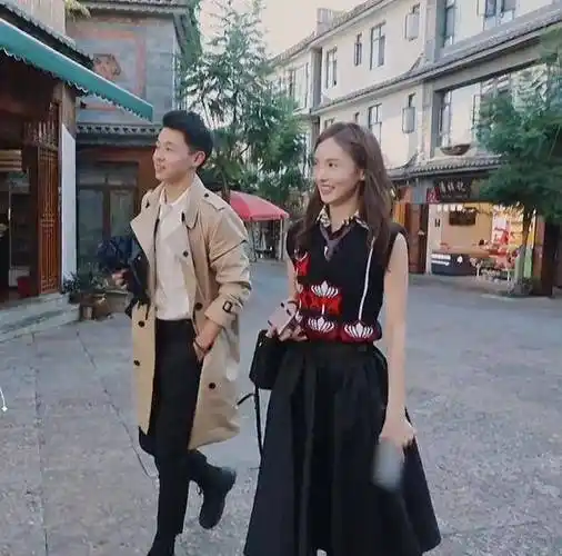 从姐姐群里知道金晨这次的约会,沈梦辰和李斯丹妮去她那里了解情况