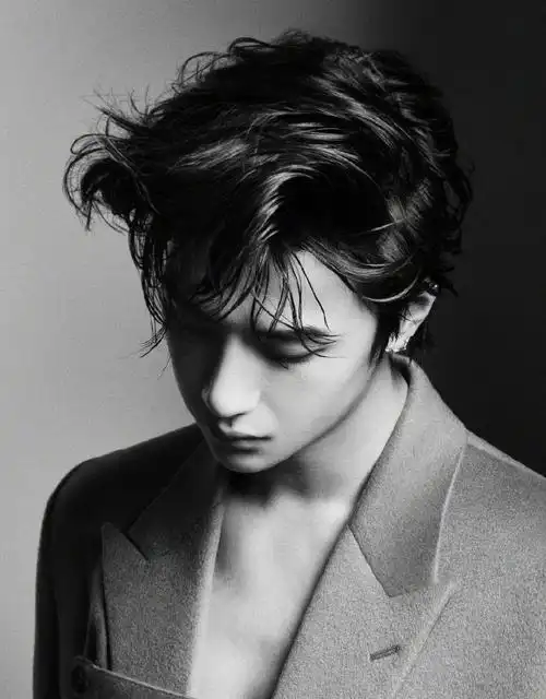 王一博冷酷帅气写真图片,西装面纱背头造型,精致奢华又高贵
