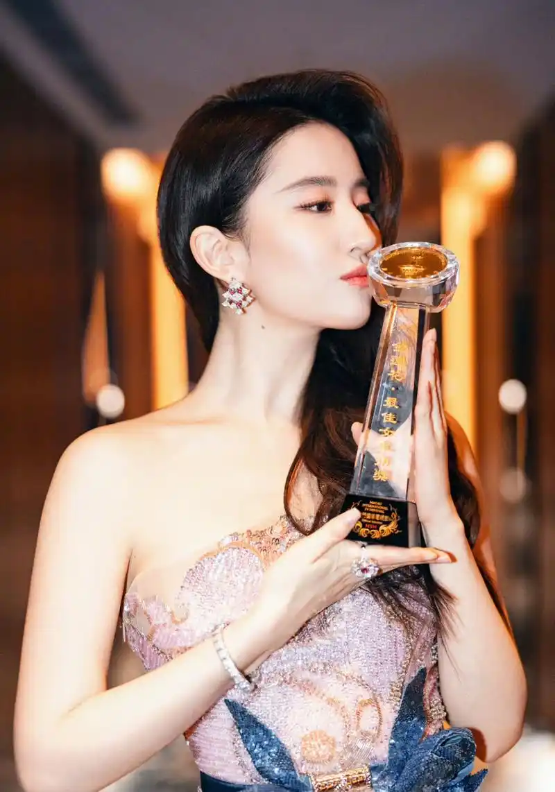 红毯白皮女星大战,刘亦菲 景甜 徐璐 李小冉 古力娜扎谁是最惊艳你的