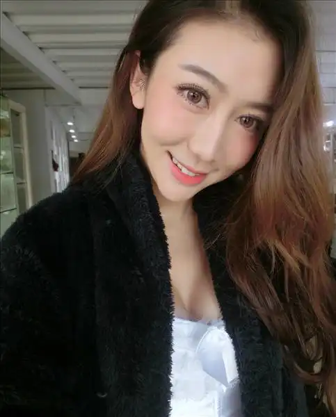 裴帅女友蜂腰美腿迷人