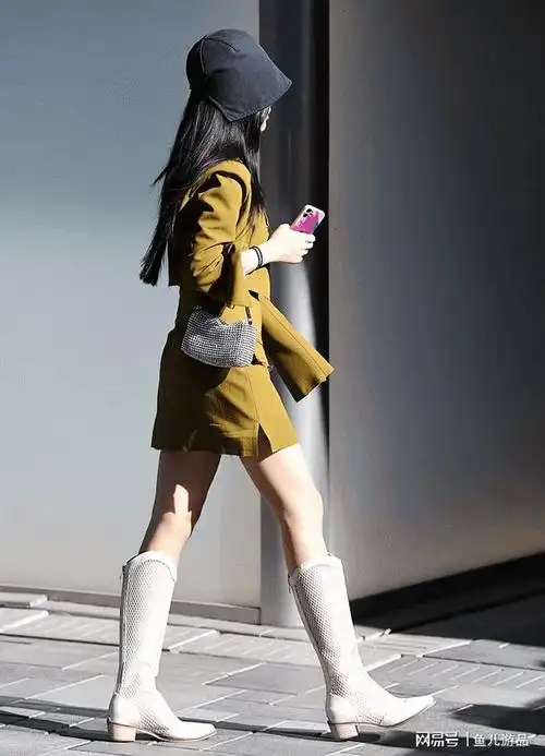 特别是镂空网状材质的高筒靴,让靴子透气凉爽,非常有优越性.