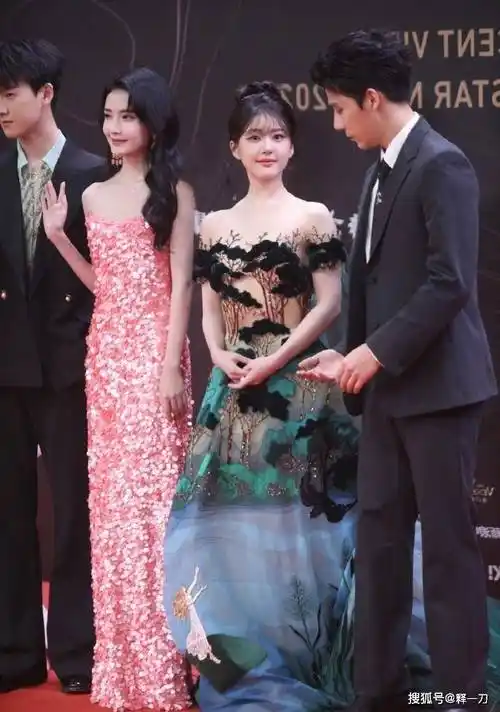 星光大赏,她穿了一件黑色的吊带裙,没有倪妮和钟楚曦那么性感!