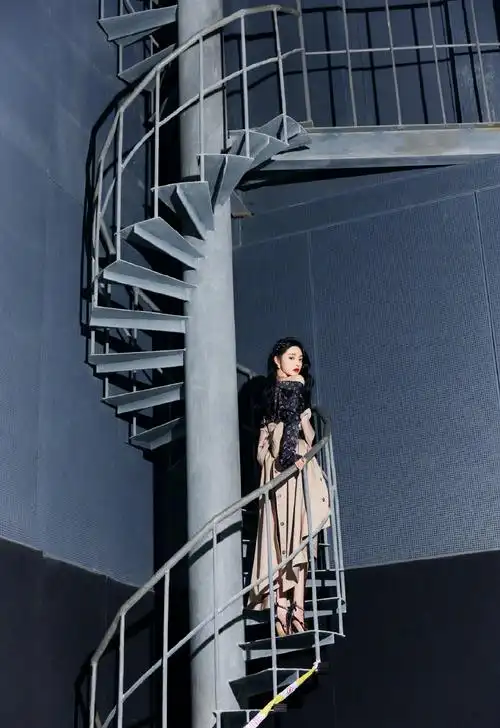 周洁琼身着来自rokh的印花拼接裙