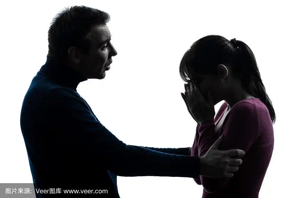 一对女人哭泣男人安慰剪影