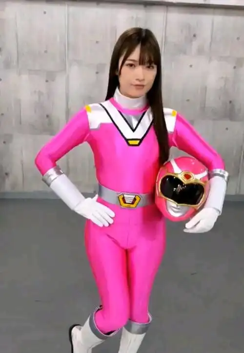 粉衣女战士穿战斗服不戴头盔