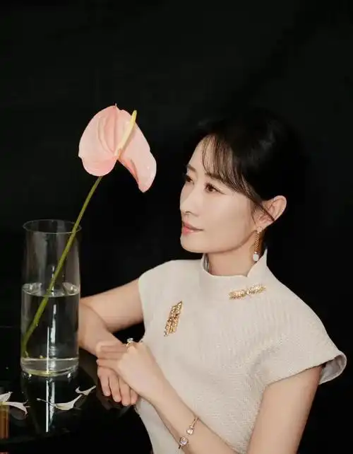 48岁刘敏涛晒最新穿搭美照新中式修身旗袍优雅气质