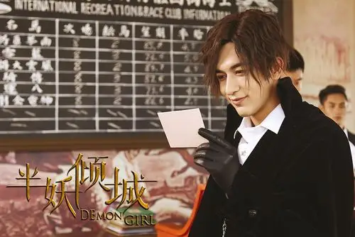 米热《半妖》约会倾城 半裸海报引热议狂潮