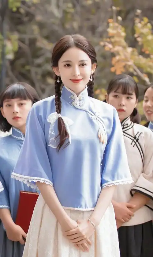 古力娜扎民国风小清新造型曝光,旗袍式上衣搭配米色裙子温婉动人