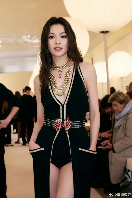 钟楚曦时装周三套造型##钟楚曦巴黎时装周三套看秀造型