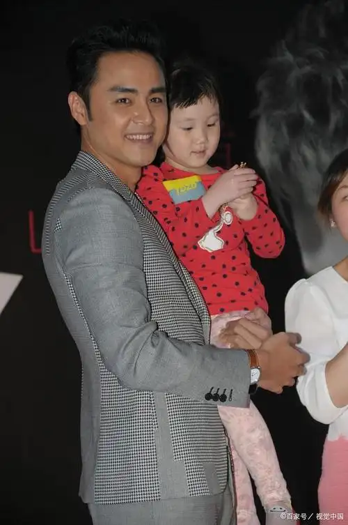 爱的岁月不老:明道首度晒出一家三口甜蜜照