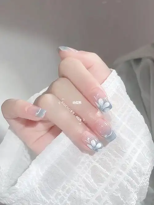 温柔显白蓝色渐变花花美甲