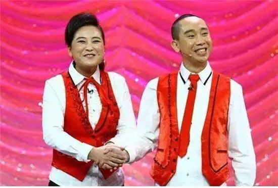 2010年,正在春晚彩排节目的贾玲,接到师傅冯巩的电话后嚎啕大哭