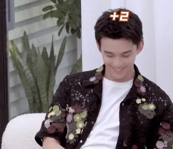 原创拜托了冰箱开播吴磊晒冰箱上班图贴上眼睛好像表情包