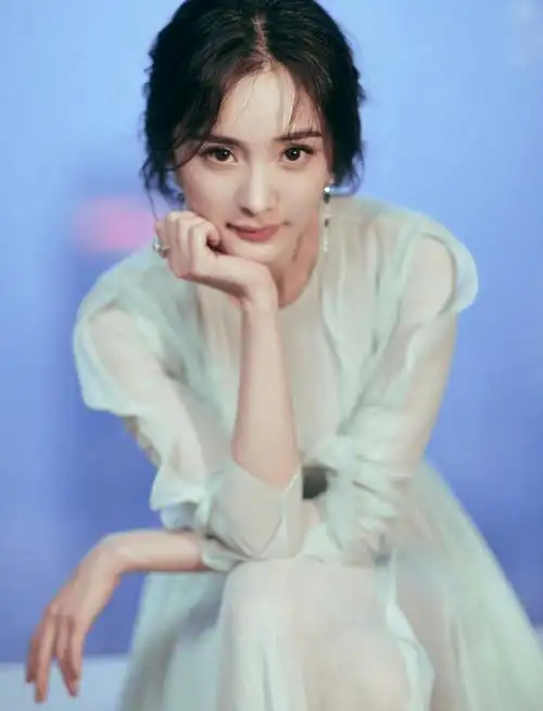 曼妙纱裙,清丽优雅  眼中柔情,令人着迷    晚安@杨幂  晚安胖蜂