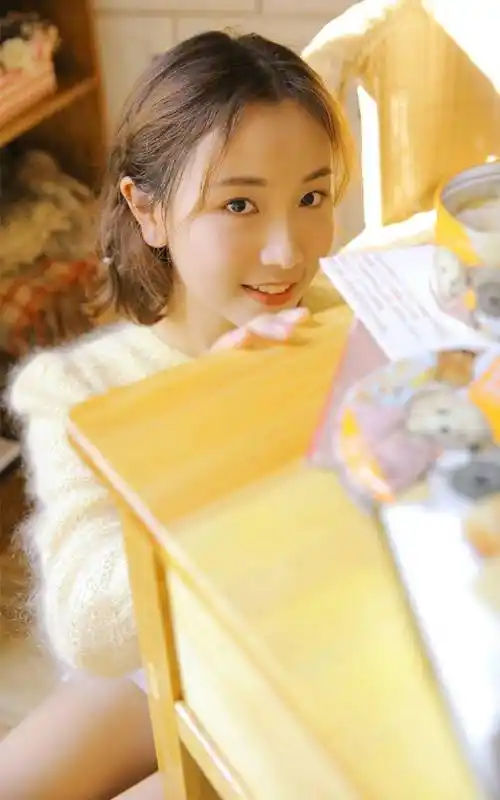 居家女生甜美微笑可爱写真