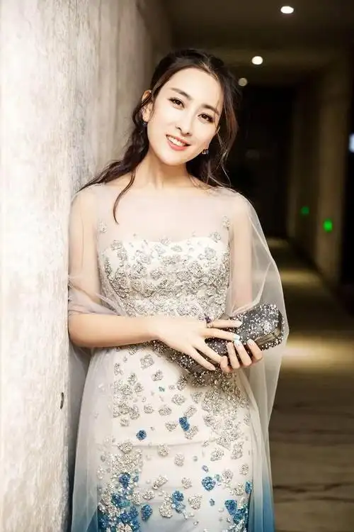 近日,演员马苏在社交媒体上晒出了一组庆祝《海的尽头是草原》获得