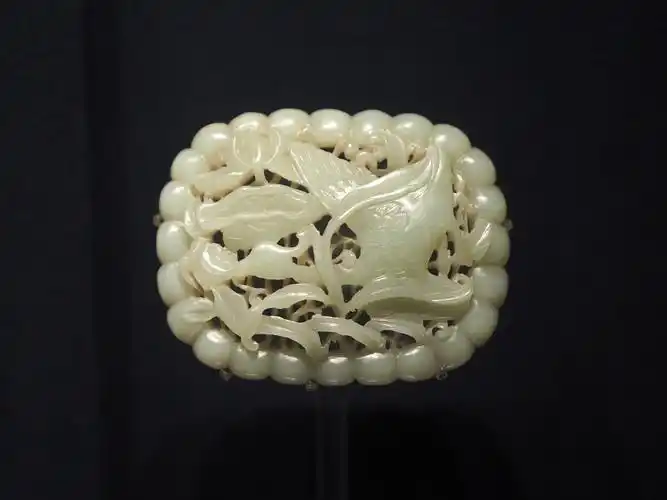 明天鹅连珠纹玉饰上海博物馆藏